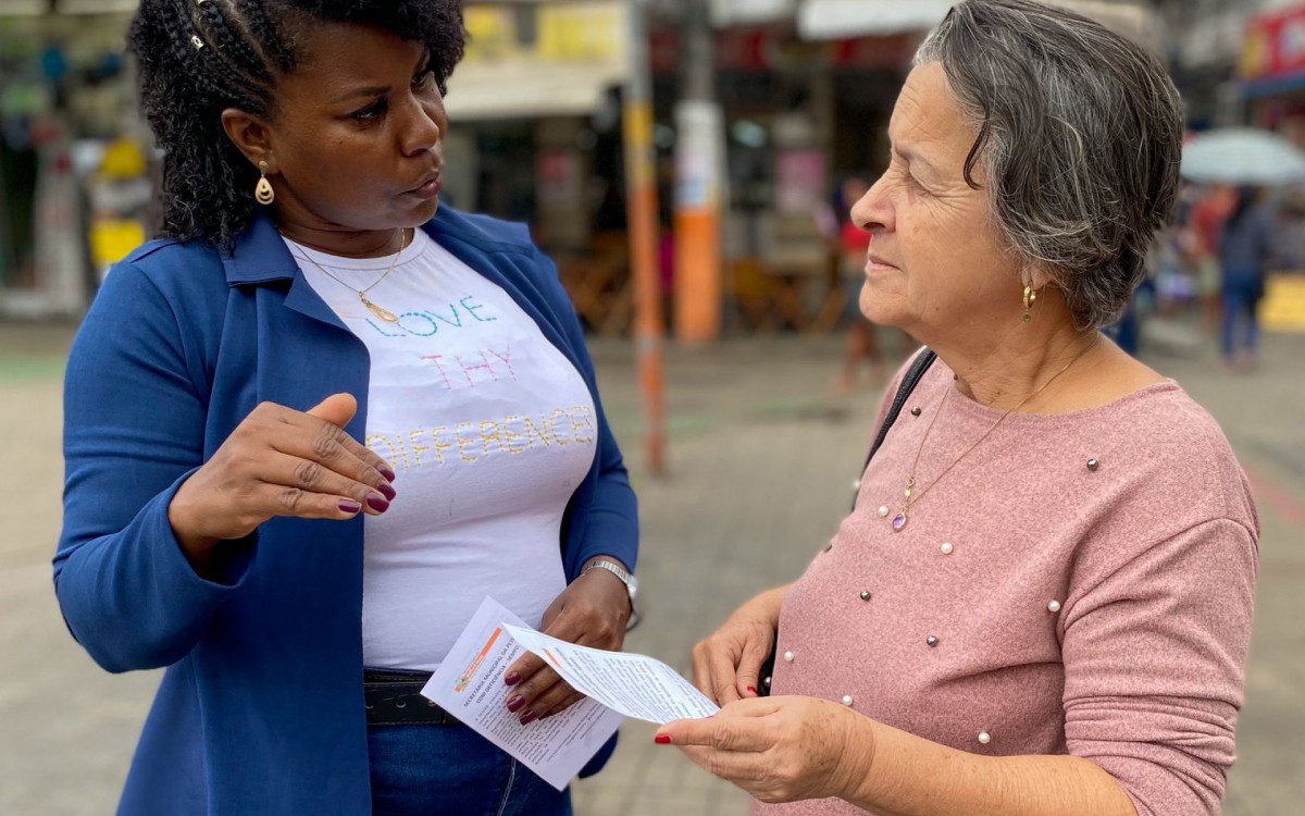 Pedestres foram abordados e receberam folhetos explicativos