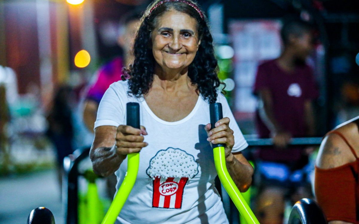 A aposentada Maria Andrade aproveitou a inaugura&ccedil;&atilde;o e se exercitou na academia ao ar livre