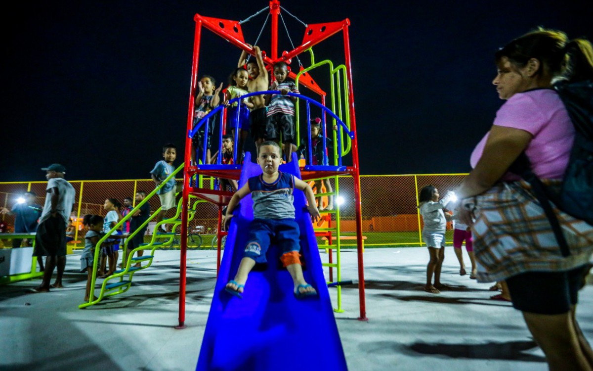 A crian&ccedil;ada aproveitou para utilizar os brinquedos da Pra&ccedil;a Bartolomeu Ferreira