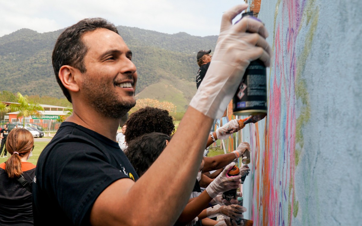 O prefeito Abra&atilde;ozinho tamb&eacute;m grafitou no evento no Parque Gericin&oacute;