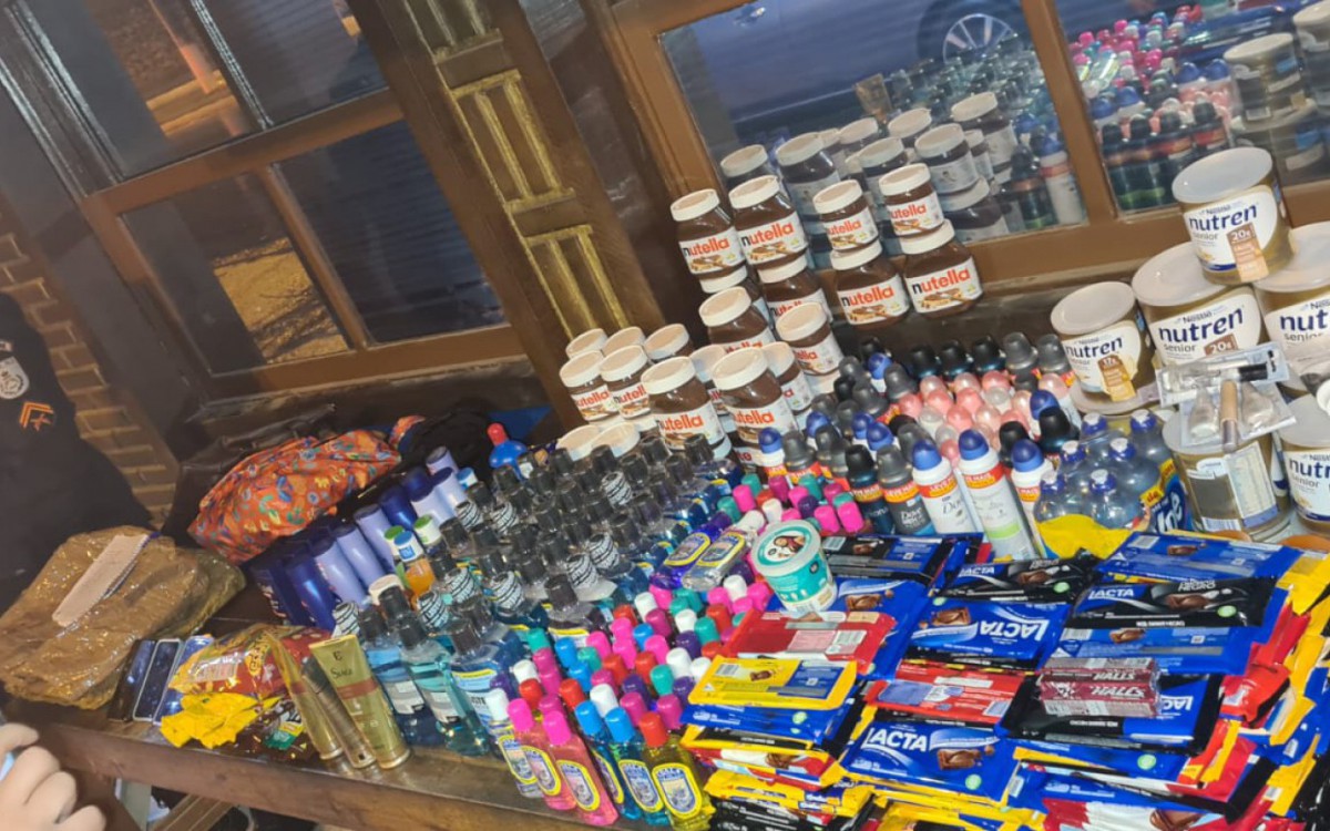 Parte do material recuperado com a quadrilha