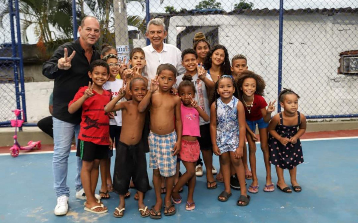 Jefferson Martin, vereador, e o prefeito Dr. Jo&atilde;o com crian&ccedil;as da Vila Ruth 
