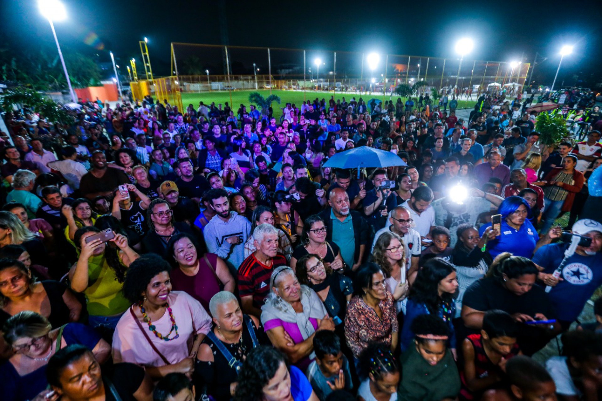 Moradores lotaram a praça, que agora é um dos principais espaços de lazer do bairro - Rafael Barreto / PMBR