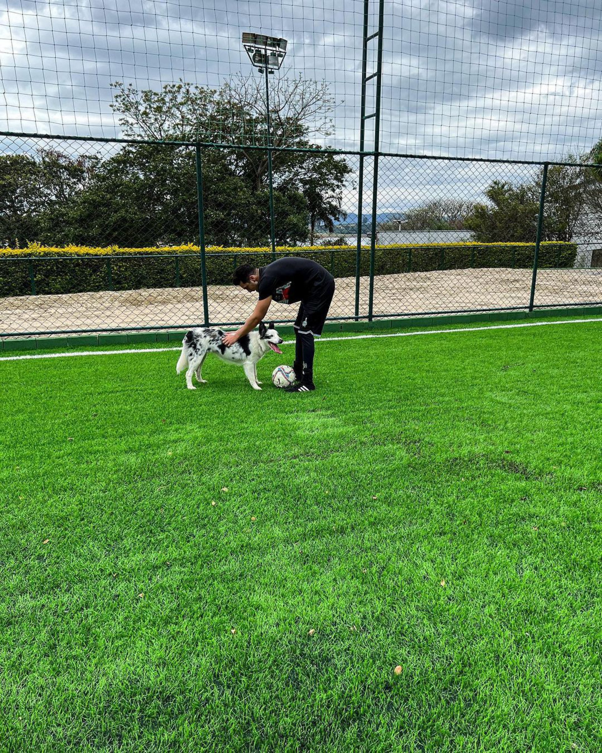 Luan Santana e noiva posam com Sky - Reprodução Internet