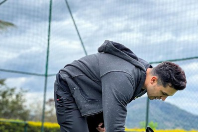 Luan Santana posa com cadelinha Sky e noiva