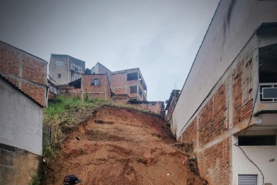 Prefeitura vistoria corte de talude irregular na Vista Alegre