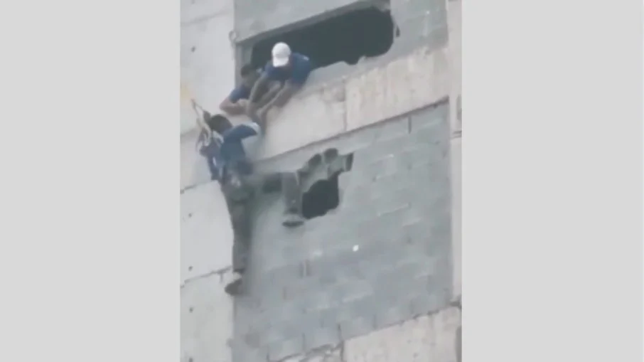 Pedreiro quase cai de prédio e é resgatado por colegas; Vídeo