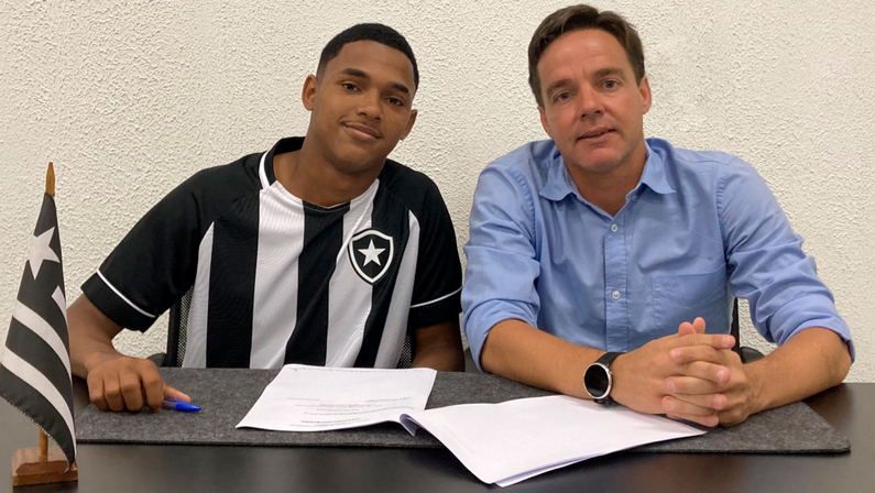 Botafogo assina contrato profissional com jovem promessa