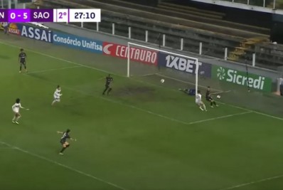 Atleta do Santos bate cabeça na trave e deixa o gramado de ambulância