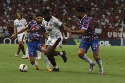 Em jogo de duas viradas, Flamengo perde para o Fortaleza e deixa o G4 do Brasileirão