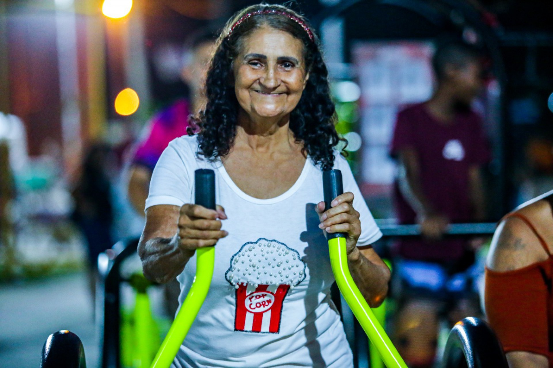 A aposentada Maria Andrade aproveitou a inaugura&ccedil;&atilde;o e se exercitou na academia ao ar livre - Rafael Barreto / PMBR