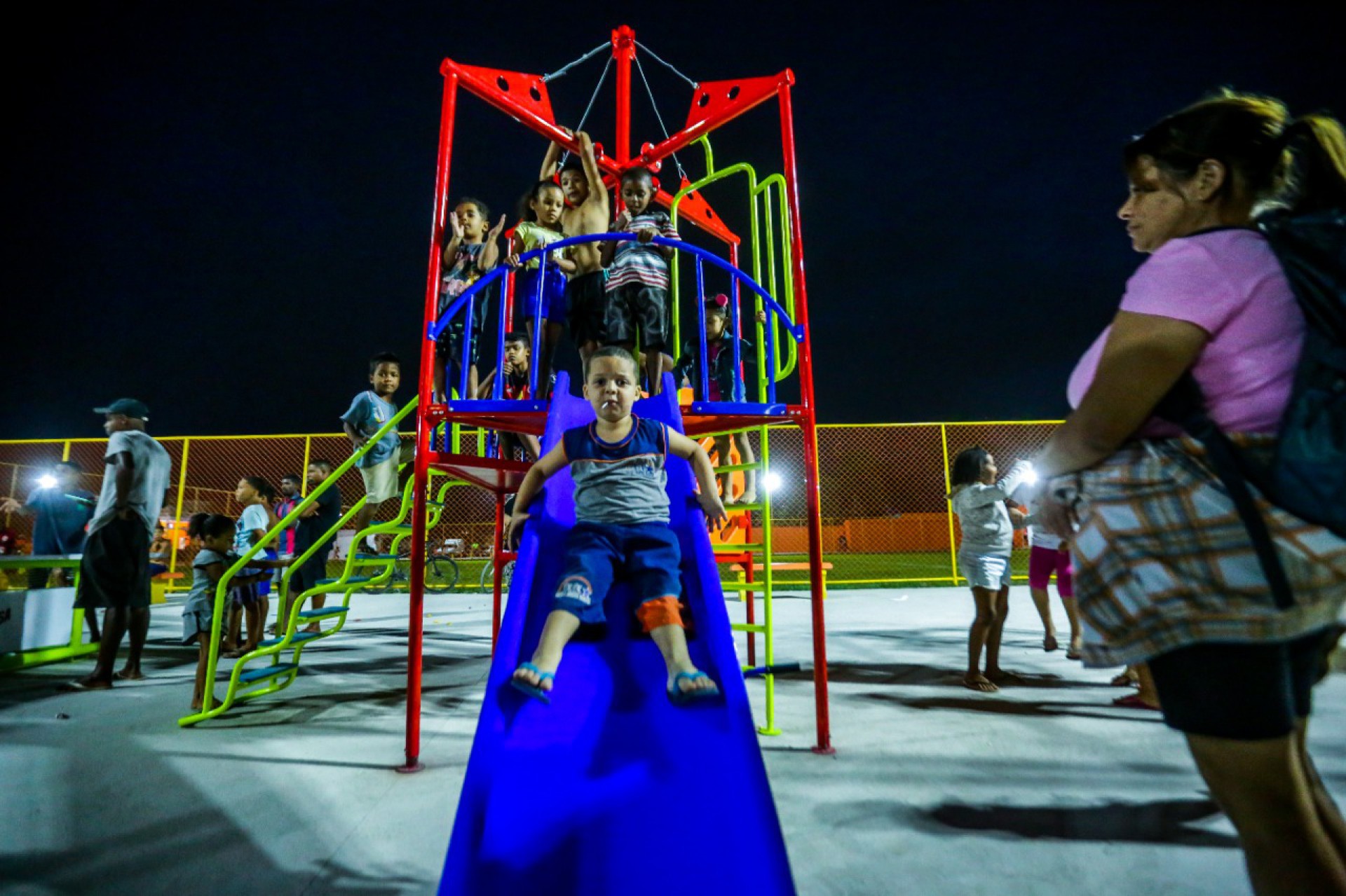 A crian&ccedil;ada aproveitou para utilizar os brinquedos da Pra&ccedil;a Bartolomeu Ferreira - Rafael Barreto / PMBR