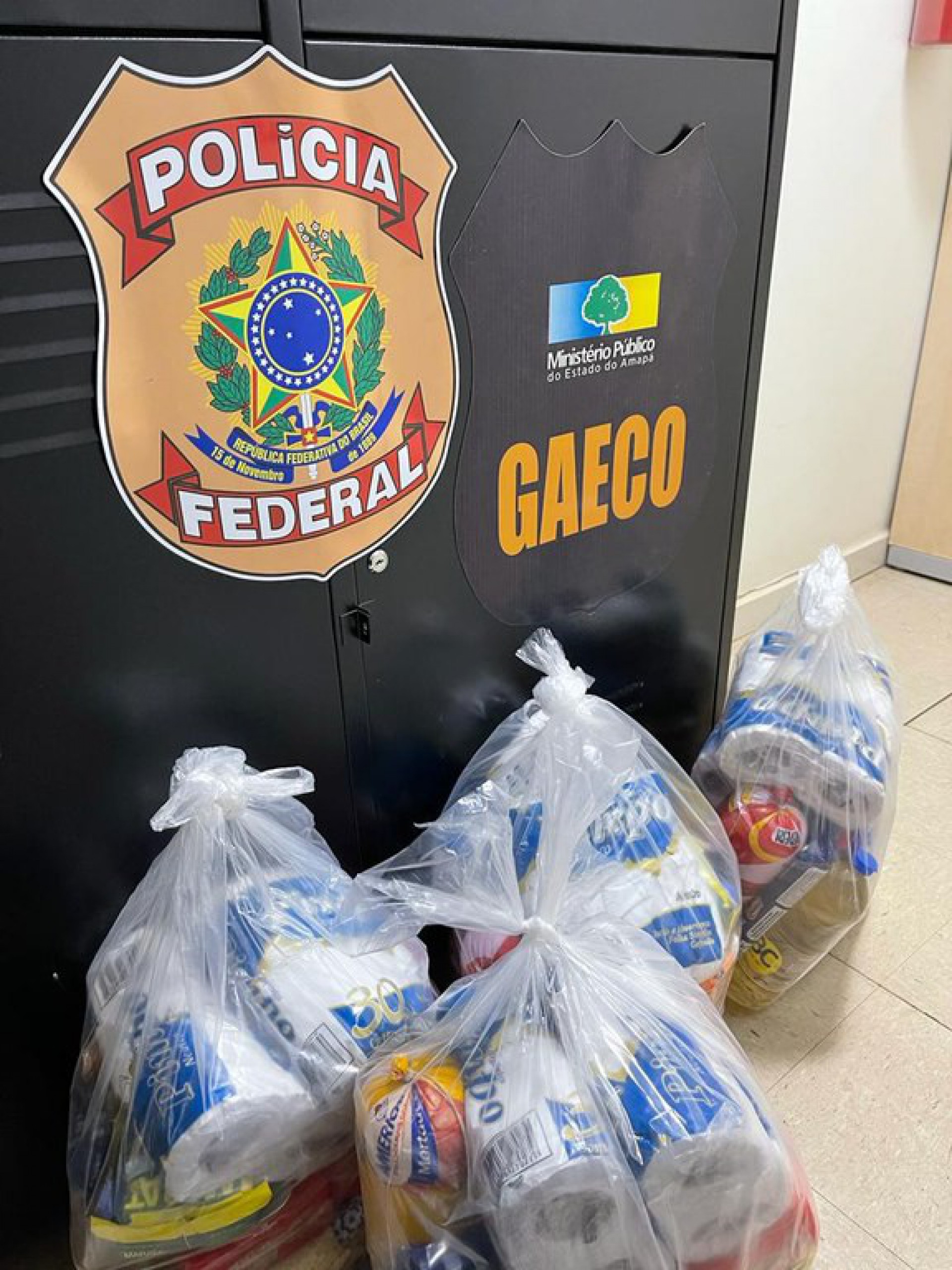 Al&eacute;m das distribu&iacute;das, o &oacute;rg&atilde;o apreendeu anota&ccedil;&otilde;es que previam a entrega de mais 300 cestas