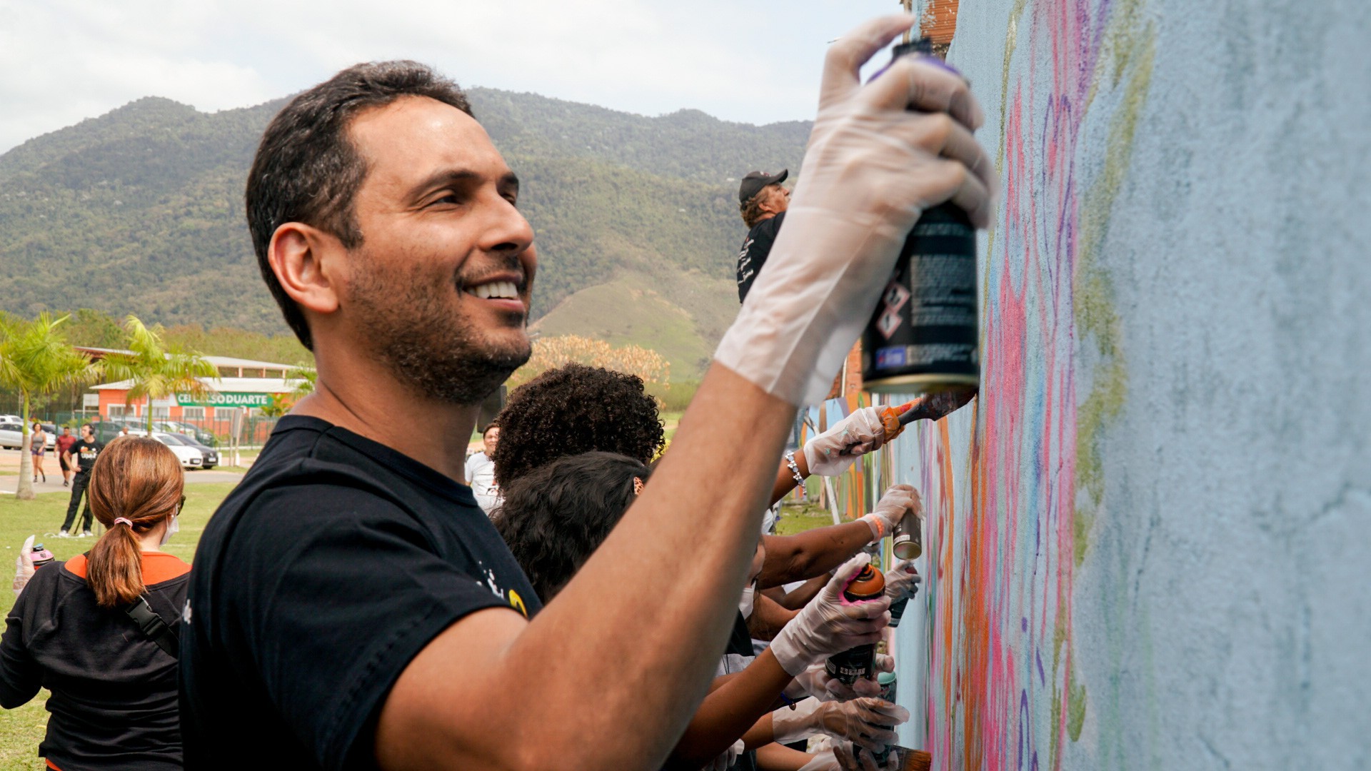 O prefeito Abra&atilde;ozinho tamb&eacute;m grafitou no evento no Parque Gericin&oacute; - Divulga&ccedil;&atilde;o / PMN