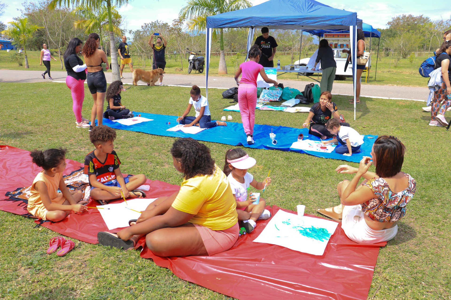 Al&eacute;m da oficina de grafite, pessoas de todas as idades puderam tamb&eacute;m desenhar em grandes folhas de papel disponibilizadas pela equipe que dava suporte ao evento - Divulga&ccedil;&atilde;o