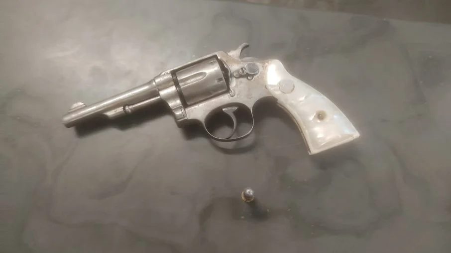 Arma de calibre 38 que a dupla carregava
