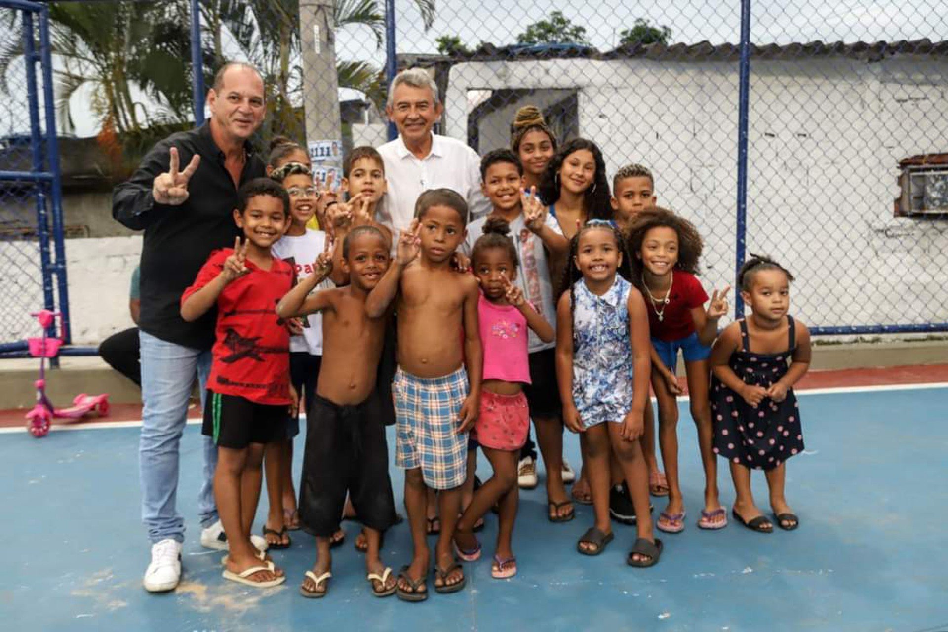Jefferson Martin, vereador, e o prefeito Dr. João com crianças da Vila Ruth  - Edgar Maciel