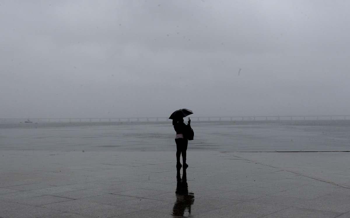 Climatempo - Mal tempo na cidade na manha desta quinta feira. Na foto, movimenta&ccedil;ao na Pra&ccedil;a Maua, zona portuaria do Rio de Janeiro. - Arquivo/Reginaldo Pimenta/Ag&ecirc;ncia O Dia