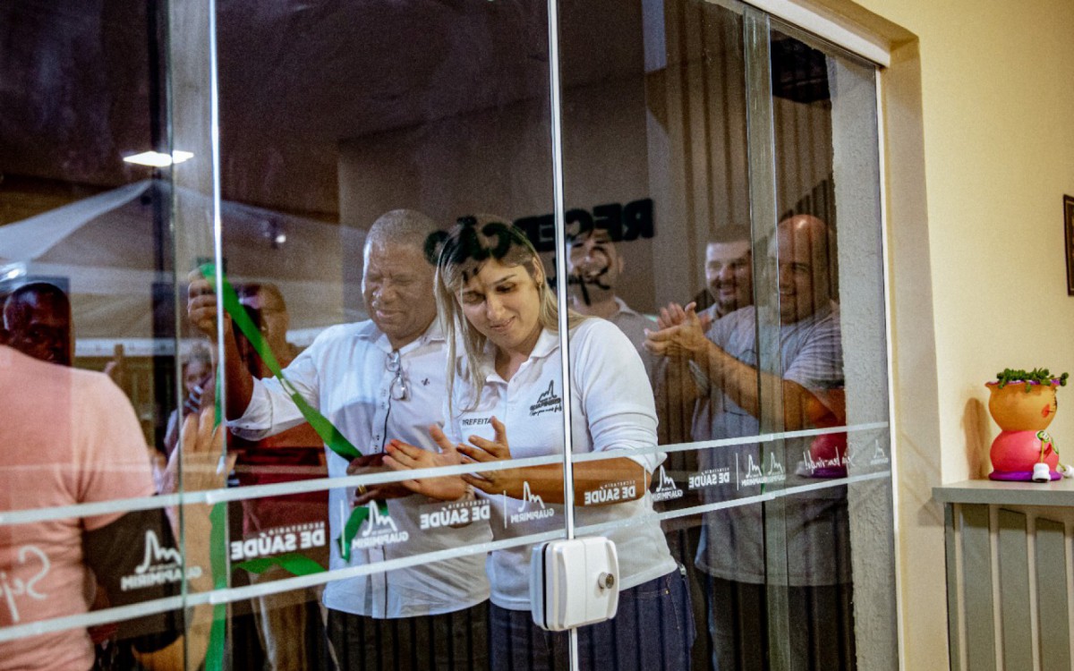 A prefeita Marina Rocha e o vice-prefeito Natalício da Farmácia abrem para o público a unidade de saúde reformada - Secom PMG - Imagem cedida ao DIA