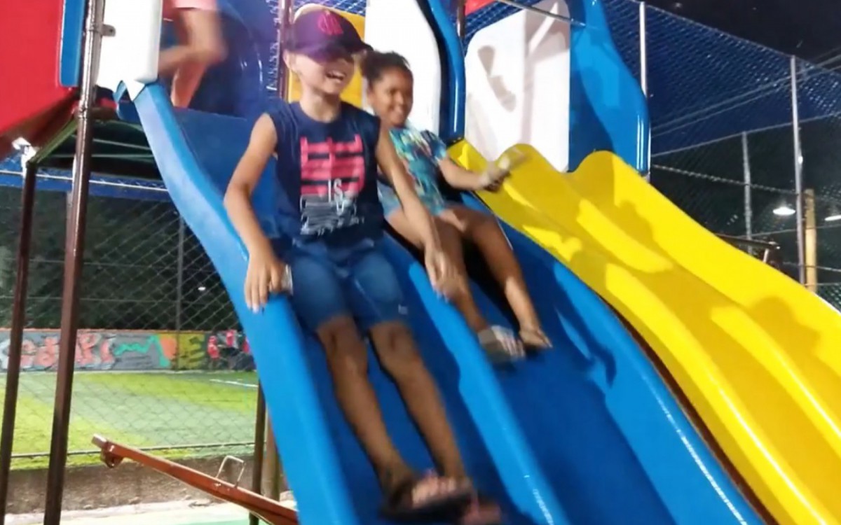 As crian&ccedil;as se divertem nos novos brinquedos instalados na pra&ccedil;a do Canal Mirim