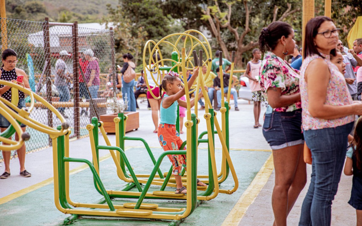 A popula&ccedil;&atilde;o participou da entrega da reforma da pra&ccedil;a e da cl&iacute;nica de sa&uacute;de