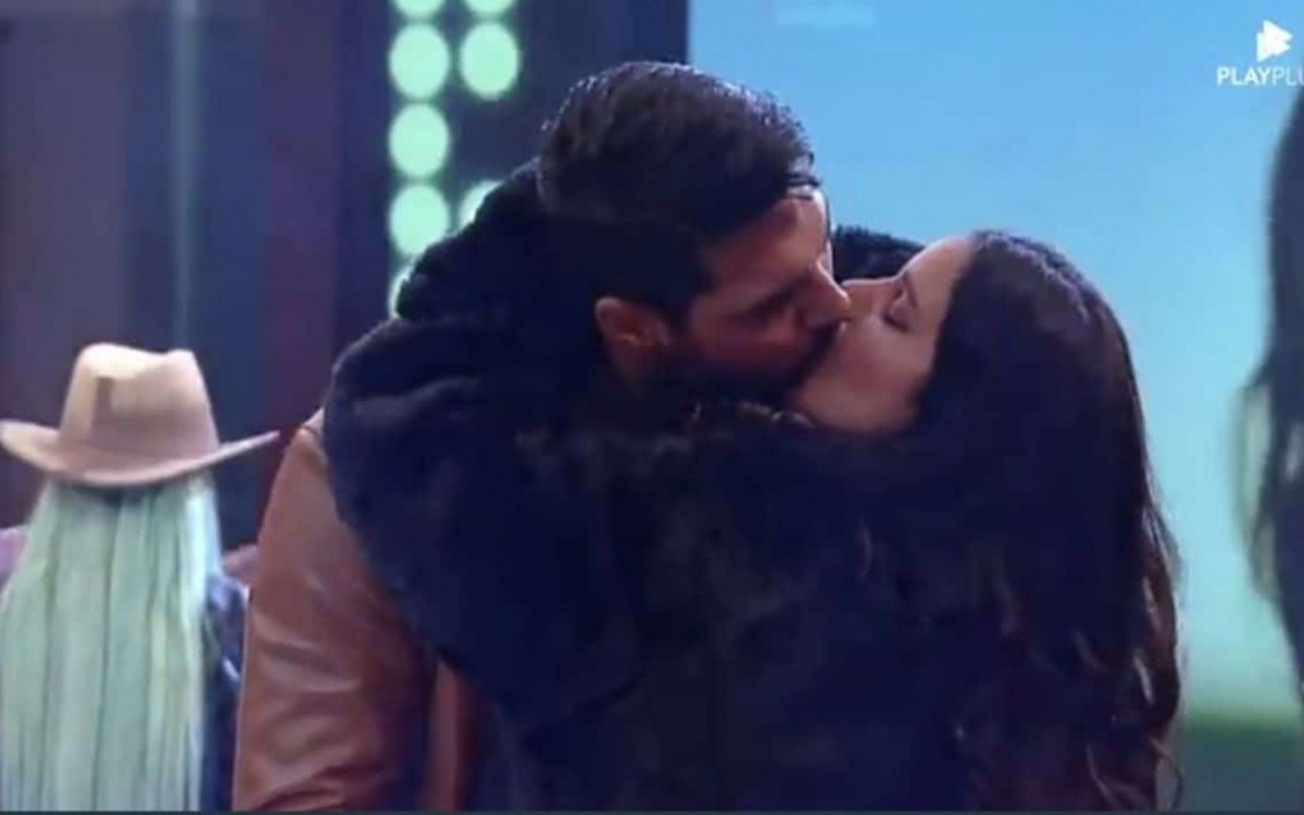 Kerline e Shay trocaram beijo em 'A Fazenda 14' - Reprodução/Playplus