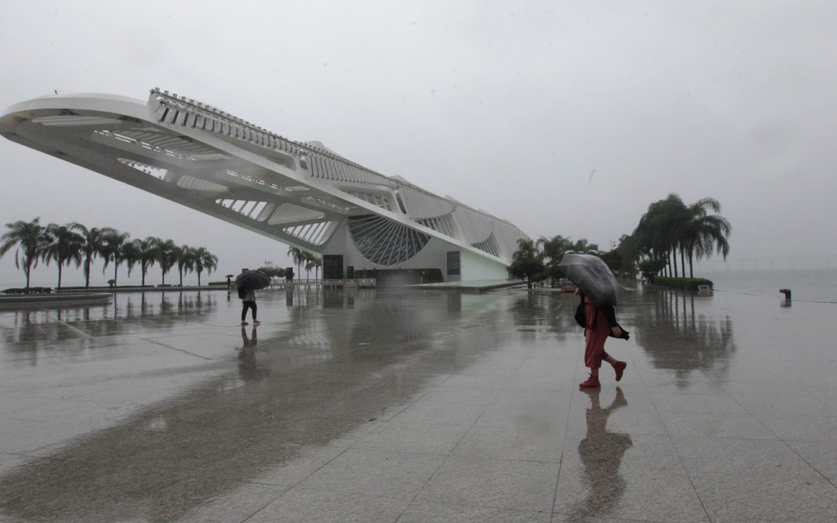 Cariocas enfrentaram chuva ao passar pelo Museu do Amanhã, na Praça Mauá, nesta quinta-feira - Reginaldo Pimenta/Agência O Dia