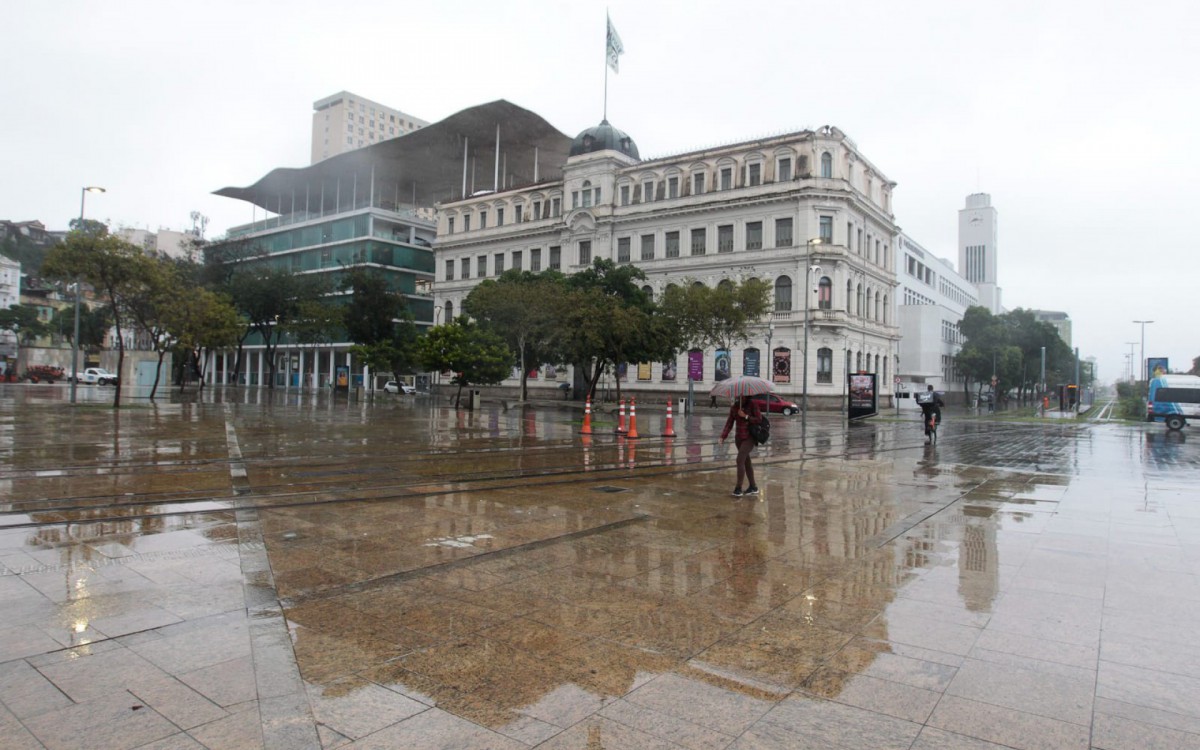 Chuva deixou a Praça Mauá com pouco movimentação nesta quinta-feira - Reginaldo Pimenta/Agência O Dia