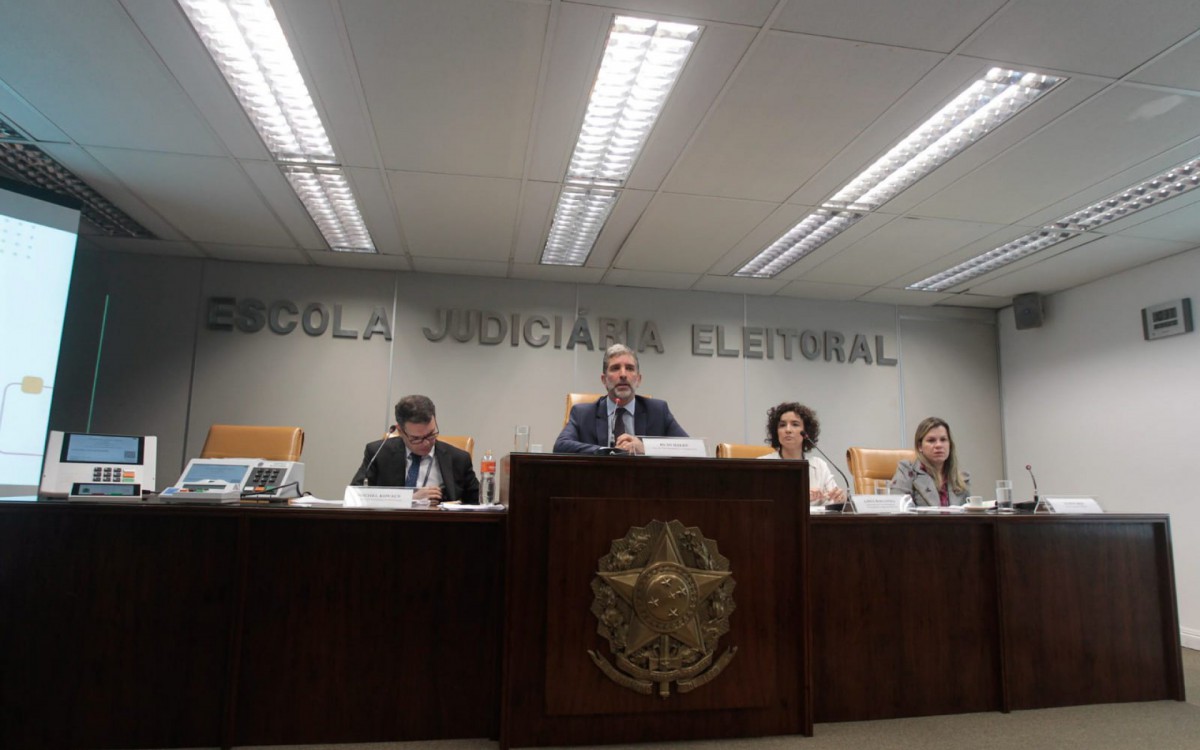 Rudi Baldi (ao centro) &eacute; juiz auxiliar da Vice-Presid&ecirc;ncia e Corregedoria Regional Eleitoral (VPCRE),