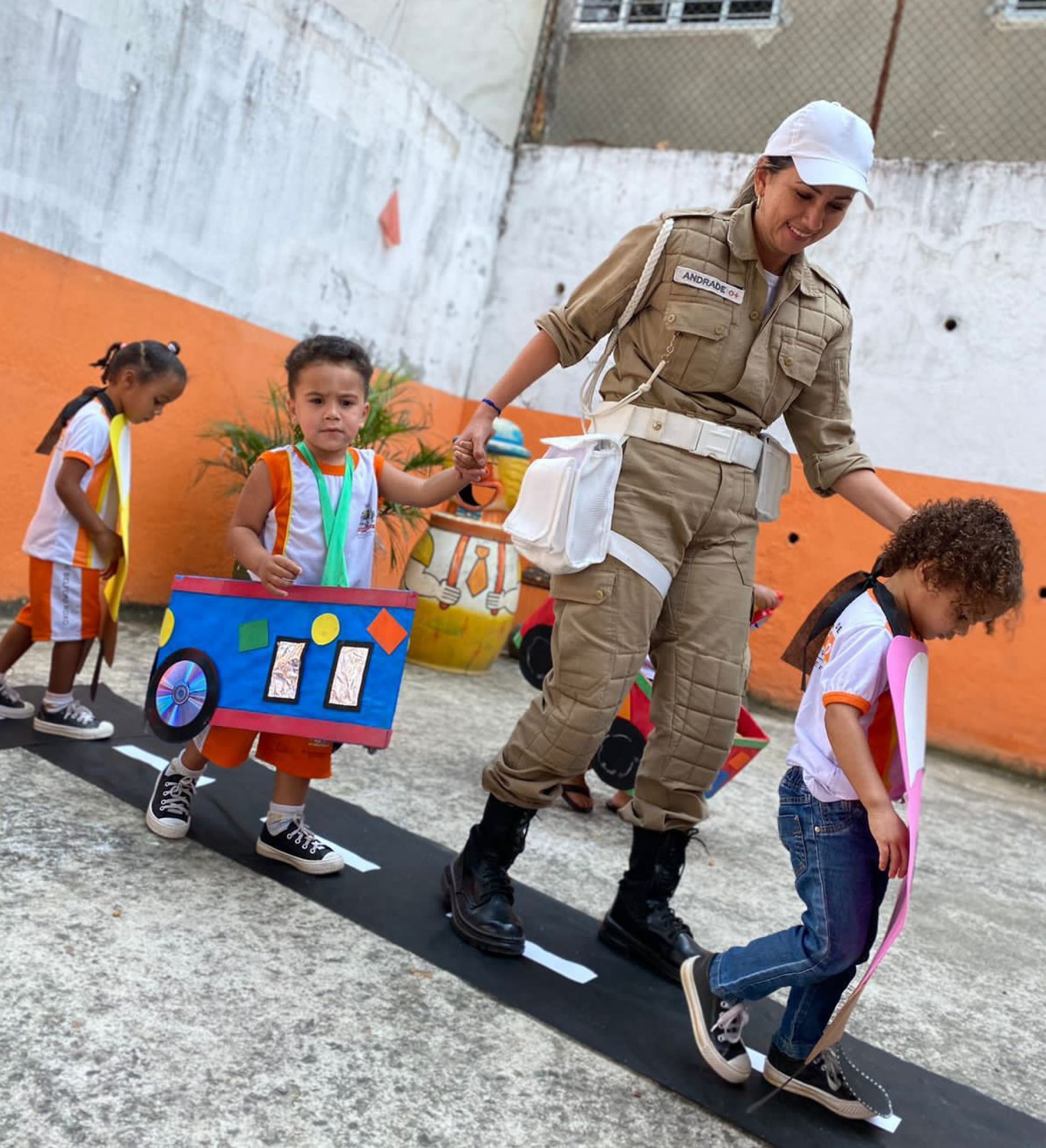 Alunos ouviram atentamente as instruções da agente Edilene Andrade - Divulgação