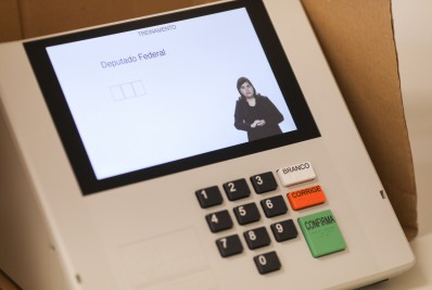 Urnas apresentam problemas e precisam ser trocadas em seções eleitorais do Rio