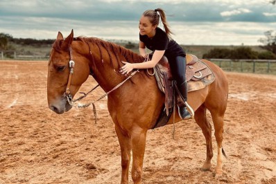 Carla Diaz divulga imagens em aula de equitação