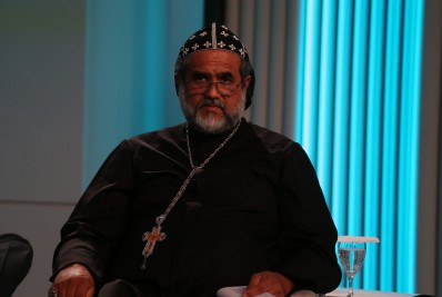  Candidato com insígnias e trajes religiosos: Padre Kelmon é um sacerdote?