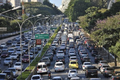 Prazo de licenciamento anual de veículos com final de placa 1 e 2 termina nesta sexta-feira
