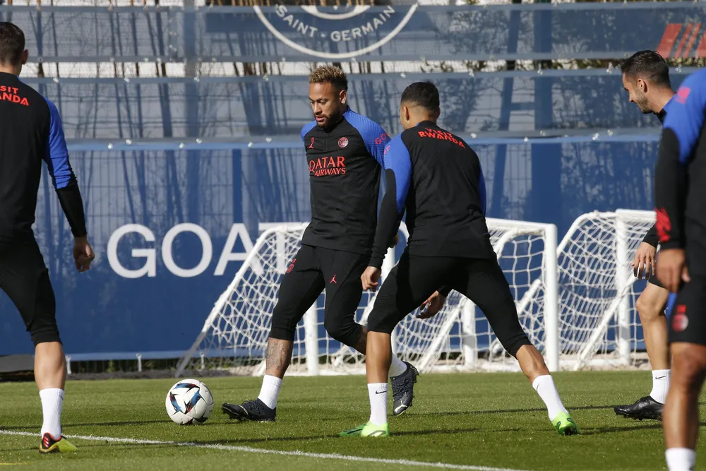 Neymar retorna ao PSG, participa de treino e recebe elogio de treinador