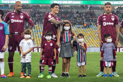 Fluminense presenteia torcedora que teve boneco do Cano rasgado em escola