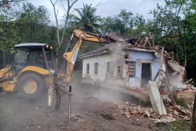 Prefeitura do Rio faz ação para demolir construção irregular dentro de parque na Zona Oeste