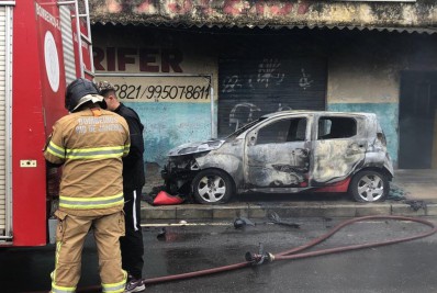 Carro de Auto Escola pega fogo, na rua do Cemitério