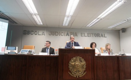 TRE-RJ tira dúvidas de eleitores em coletiva de imprensa - Reginaldo Pimenta