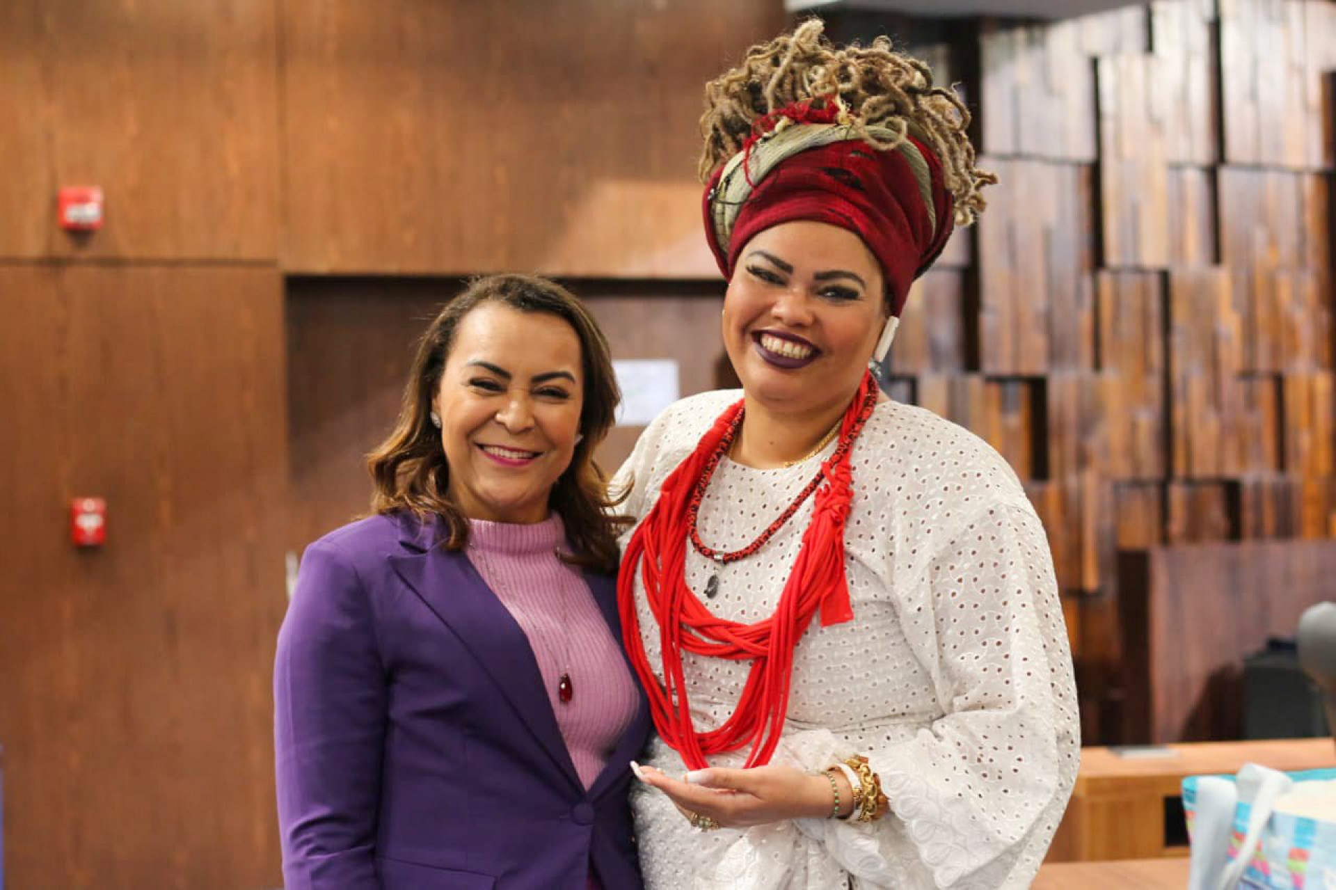 A lei &eacute; de autoria da Deputada Estadual Tia Ju. Ao lado dela, a Coordenadora Geral da Associa&ccedil;&atilde;o Nacional Baianas de Acaraj&eacute; no Rio (ABAM) Rosa Perdig&atilde;o
 - Foto: Jessica Hartzler