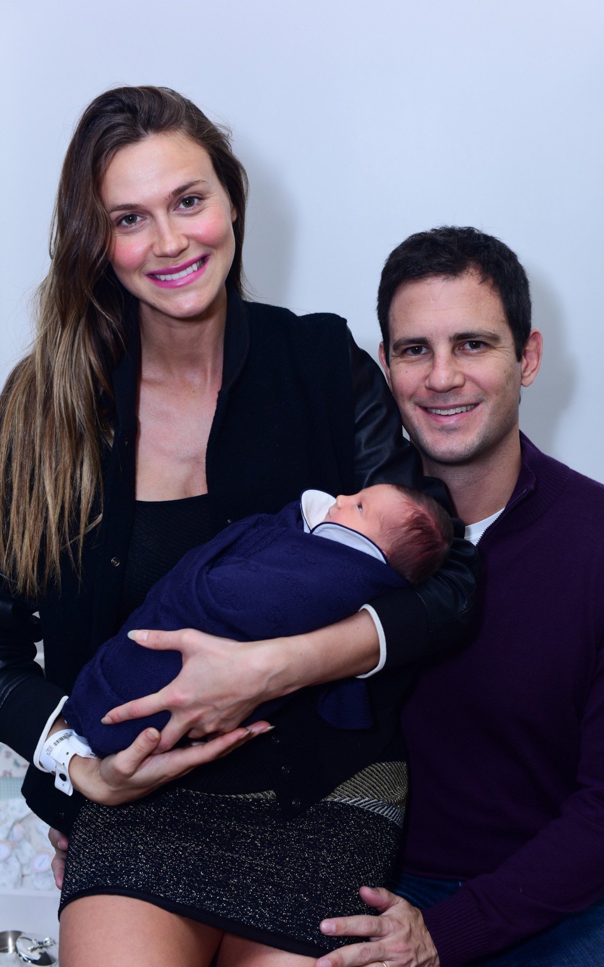 Renata Kuerten posa com a filha, Lorena, e o marido, Beto Senna  - Leo Franco / Agnews