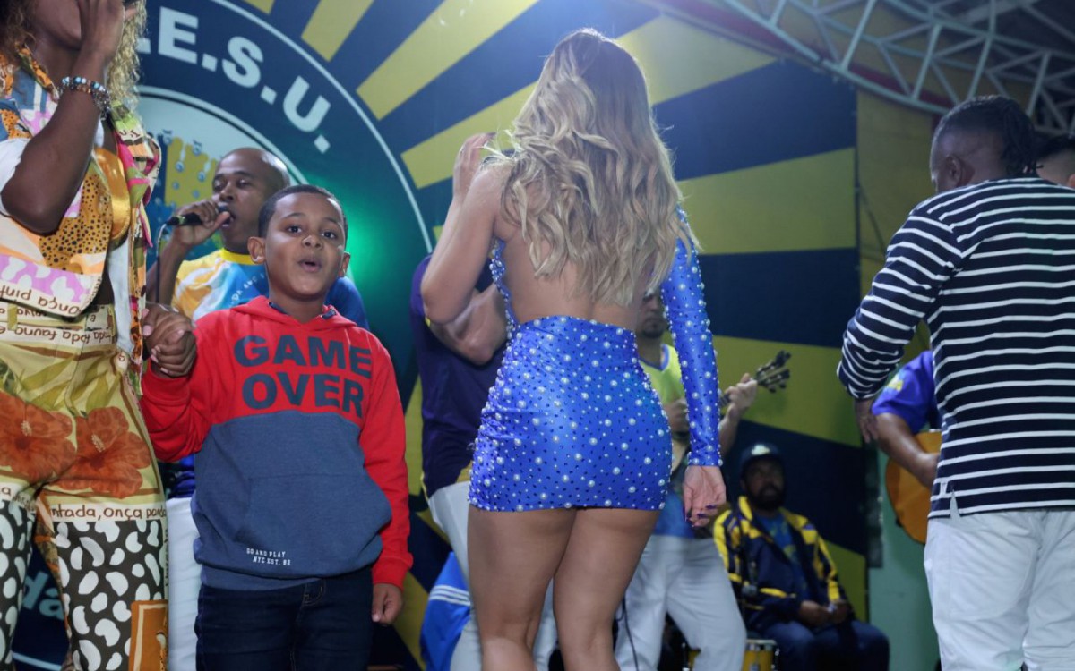 Lexa samba muito em evento da Unidos da Tijuca