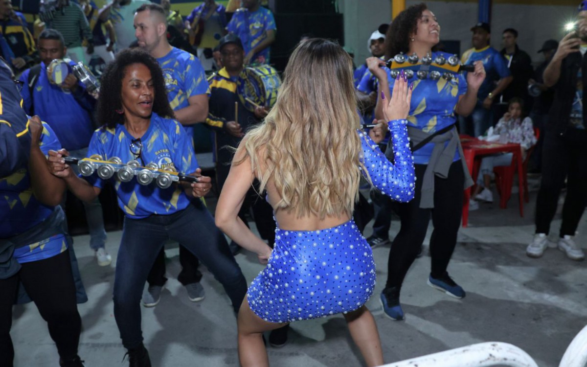 Lexa samba muito em evento da Unidos da Tijuca