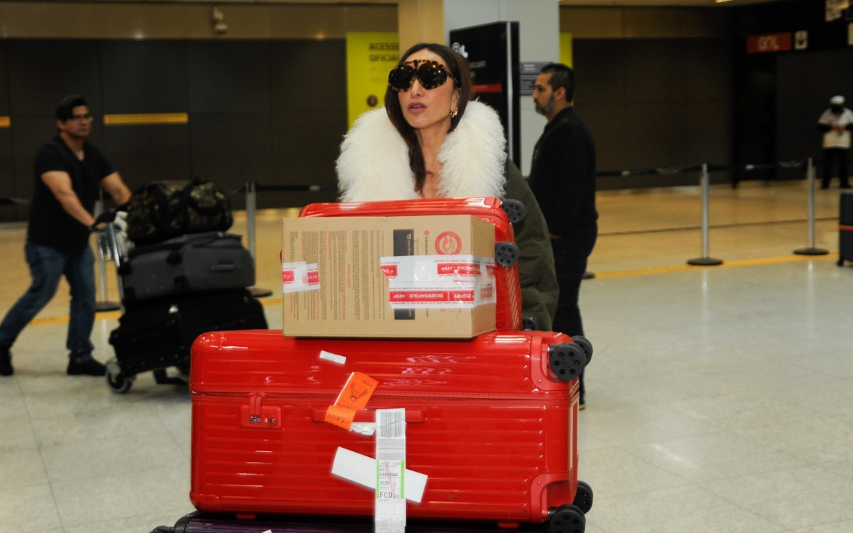 Sabrina Sato desembarca em aeroporto de S&atilde;o Paulo