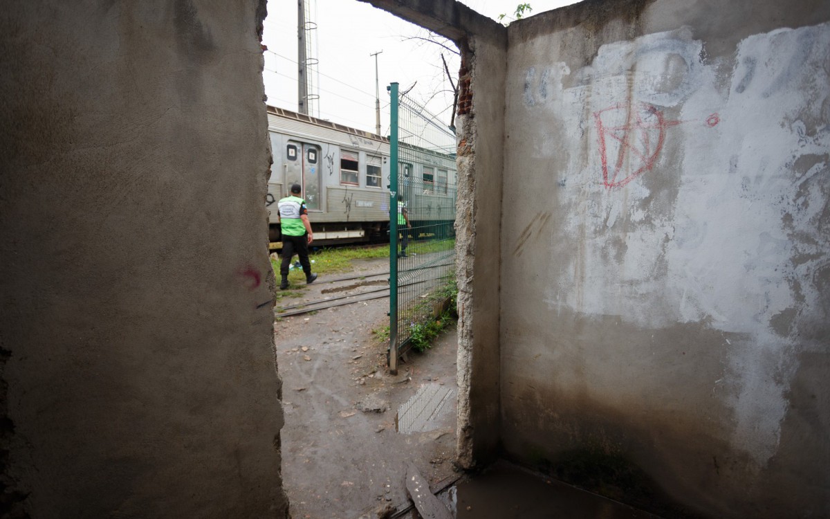 Criminosos abriram passagens ilegais em alguns pontos dos muros da Supervia, que dão acesso ao sistema ferroviário - Divulgação