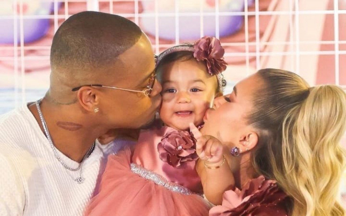 Filha de L&eacute;o Santana e Lorena Improta completou 1 ano 