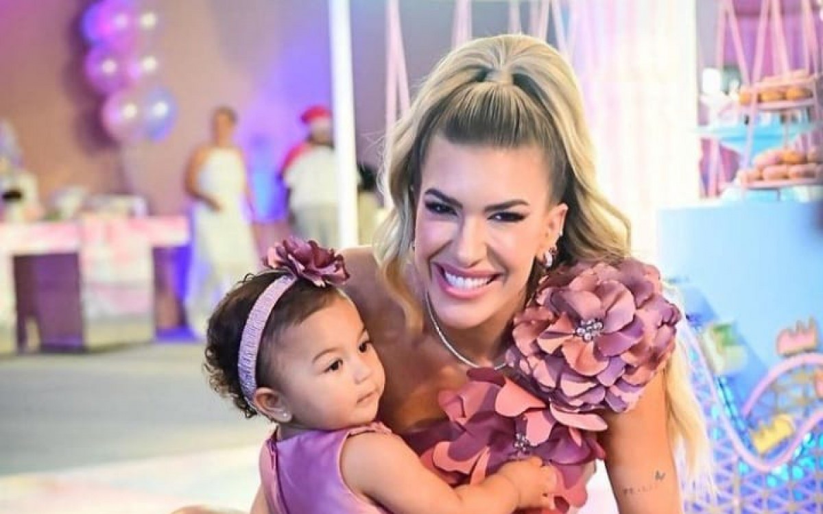 Filha de L&eacute;o Santana e Lorena Improta completou 1 ano 