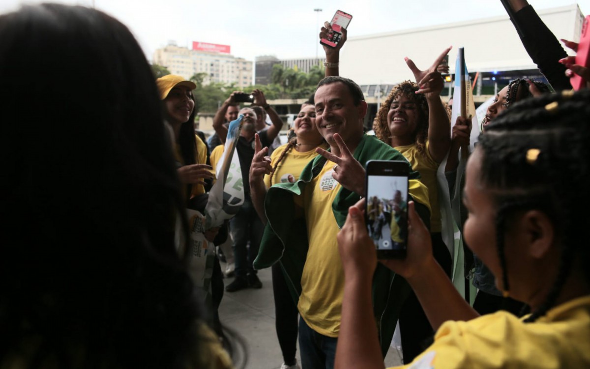 O ex-secretário de Polícia Civil Allan Turnowski posa com apoiadores no MAM - Cleber Mendes / Agência O Dia