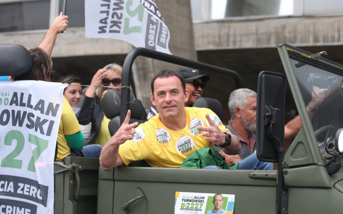 Allan Turnowski acena para os fotógrafos ao chegar no MAM após carreata em apoio a sua candidatura a deputado federal (PL) - Cleber Mendes / Agência O Dia