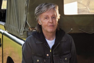 Aos 80 anos, Paul McCartney choca fãs com posição inusitada de ioga; confira